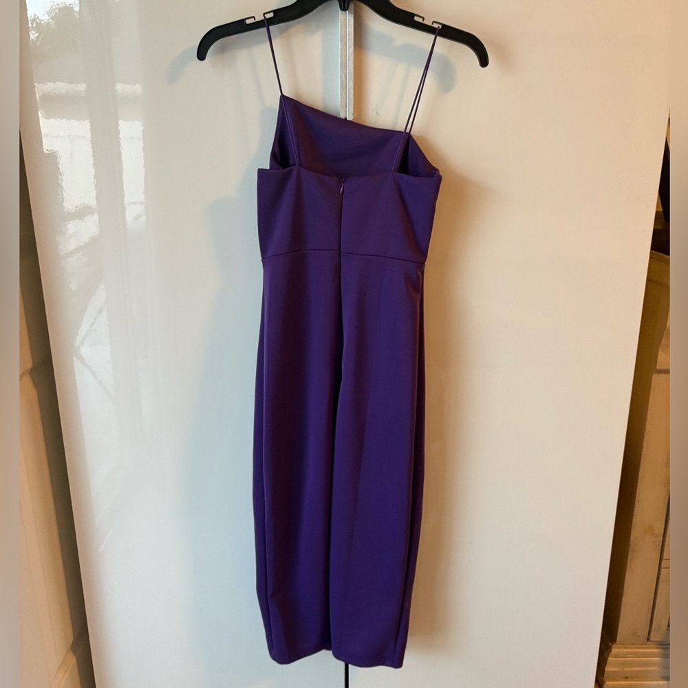 Purple cocktail dress with slit. Zipper stretch